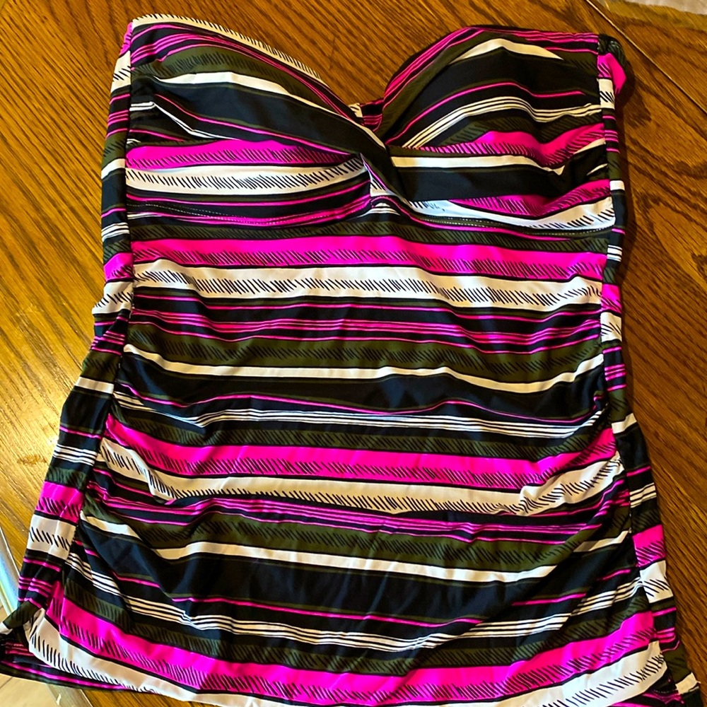 Anna Cole size large swimsuit top
S15